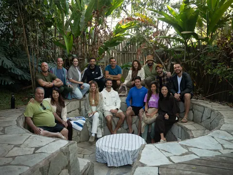 Grupo de participantes reunido em bancos de pedra em semicírculo, cercado de plantas, na segunda edição do Lanú.Lab, na Chapada dos Veadeiros, em agosto de 2026.